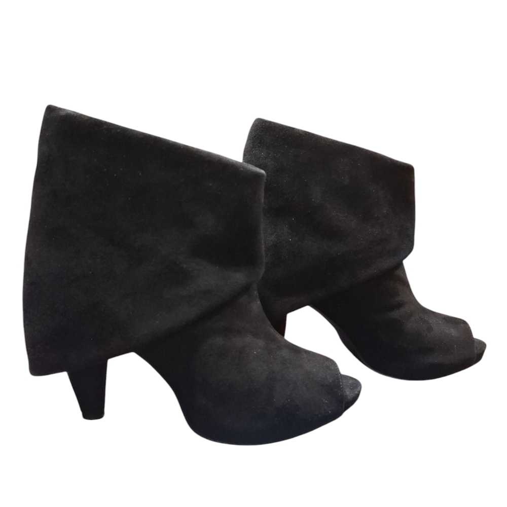 VINCE CAMUTO SZ.9B,Like new ,Elegant Black Suede,Women's Ankle Boots.